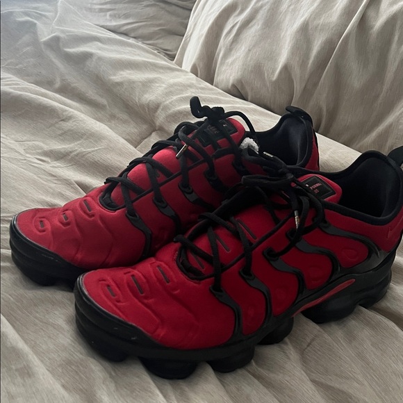 Nike Men's Vibrant Red and Black Sneakers - Picture 1 of 2
